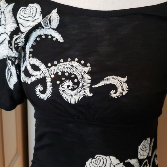 Casual light-knit black top with white floral - Picture 2 of 4